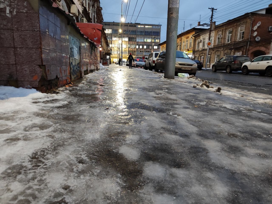 Саратовцы пожаловались на скользкие улицы: «По всему городу гололед!»