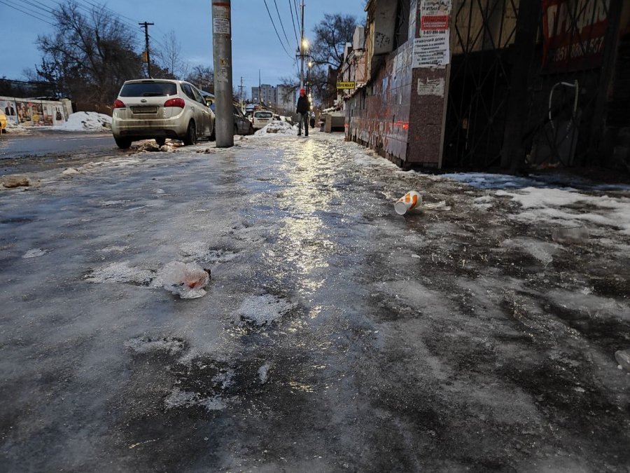 Саратовцы пожаловались на скользкие улицы: «По всему городу гололед!»