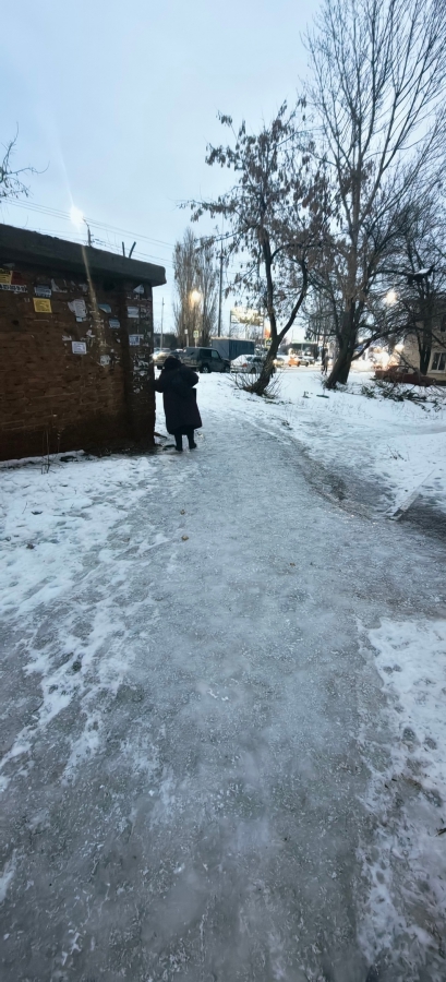 Саратовцы пожаловались на скользкие улицы: «По всему городу гололед!»