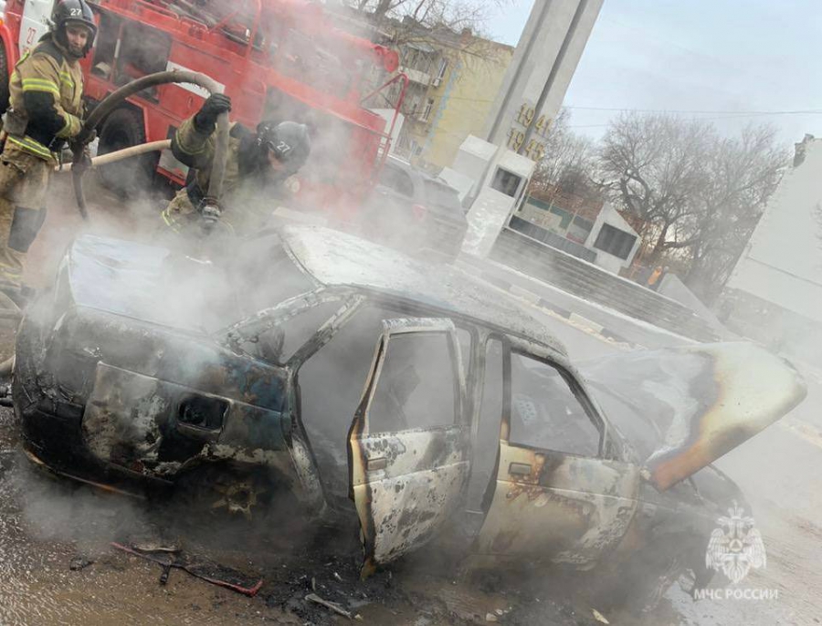 В Энгельсе огнеборцы тушили полыхавшую «десятку»