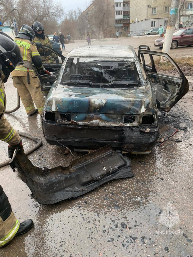 В Энгельсе огнеборцы тушили полыхавшую «десятку»