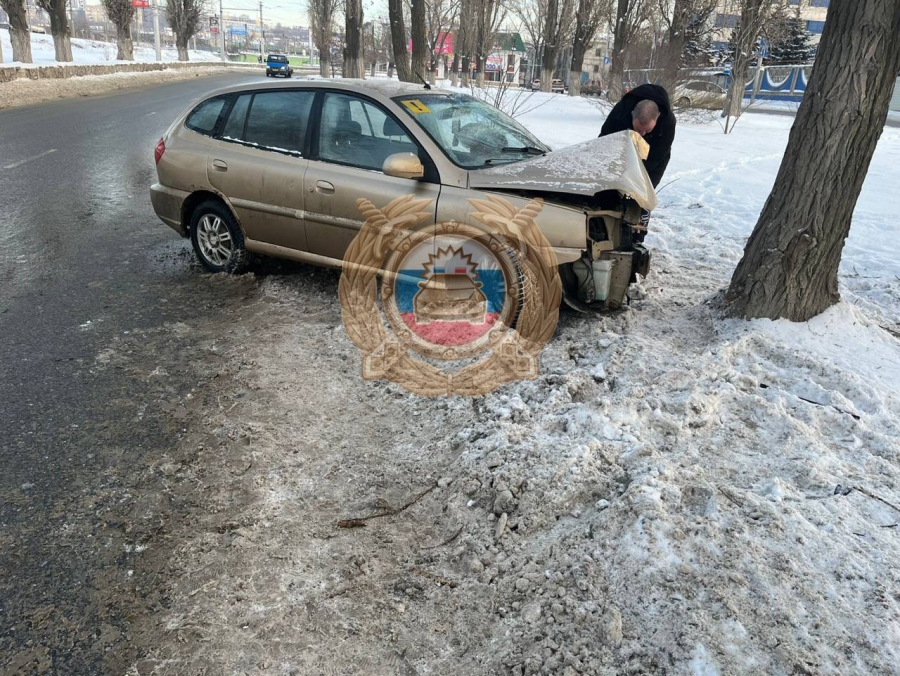 На Орджоникидзе водитель «Киа» пострадал при столкновении с деревом