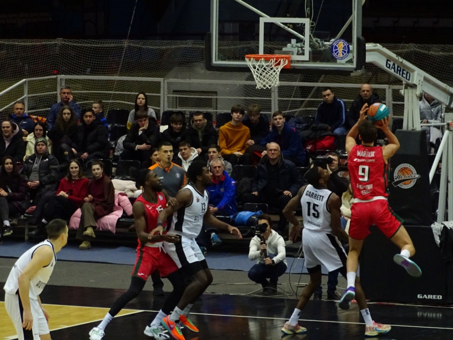 Баскетболисты «Автодора» упустили победу в домашнем матче