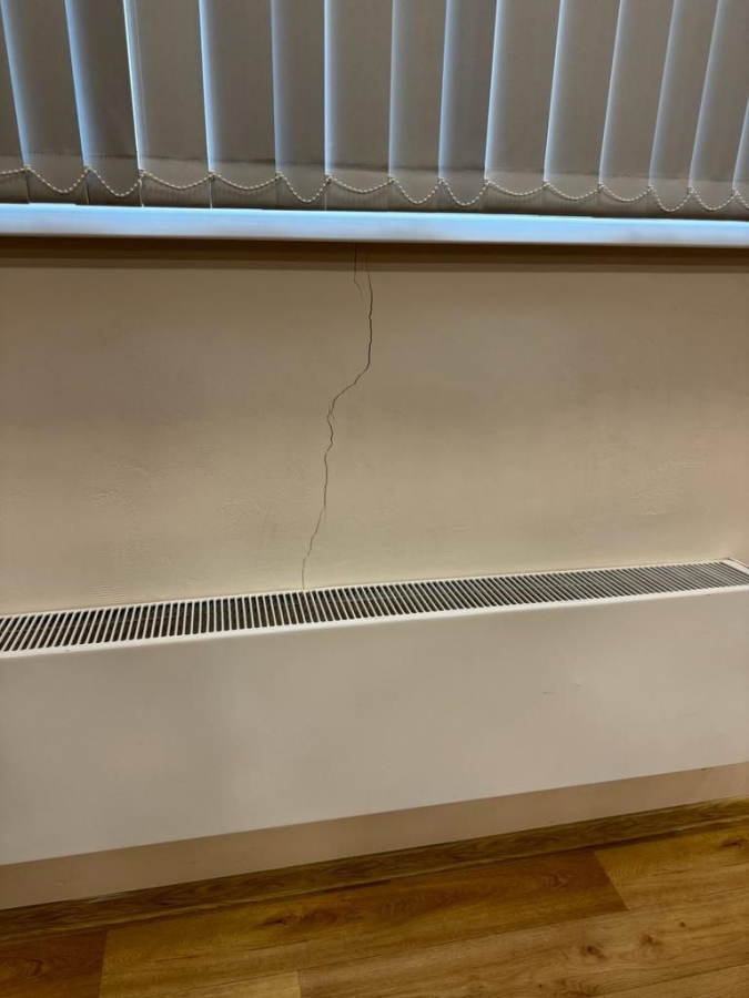 У пристройки к школе №5 нашли трещины и протечки: 8 кабинетов пришлось закрыть