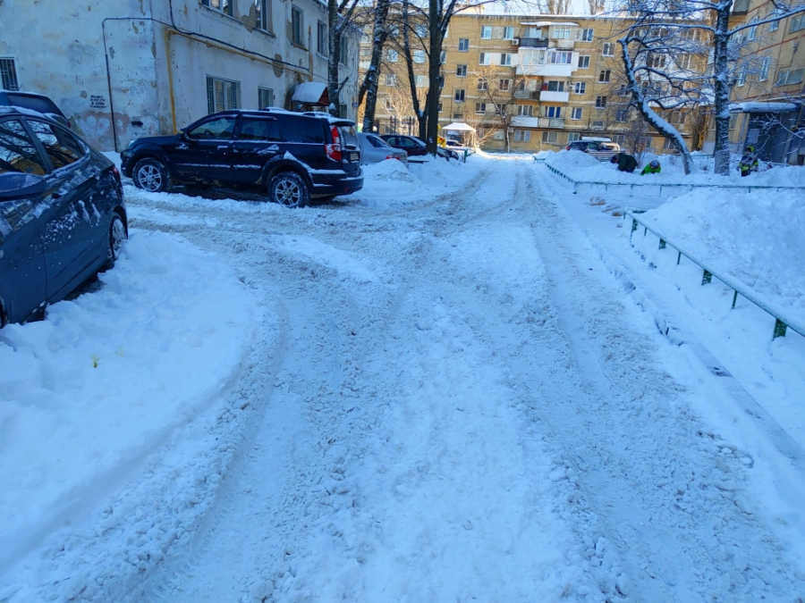 Саратовцы пожаловались на заваленные снегом дороги