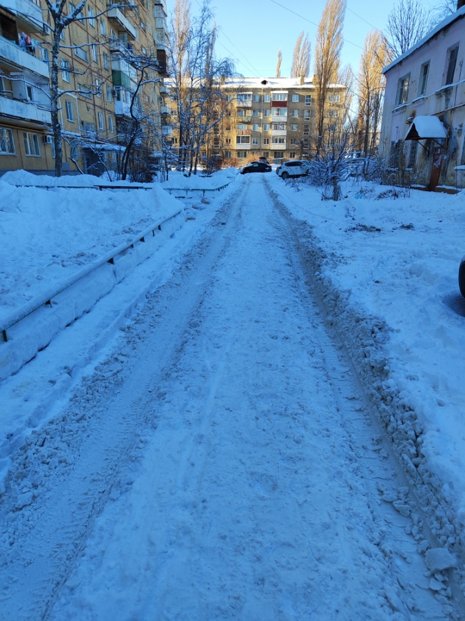 Саратовцы пожаловались на заваленные снегом дороги