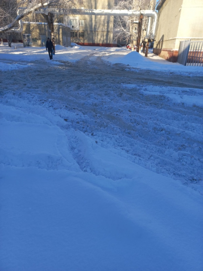 Саратовцы пожаловались на заваленные снегом дороги