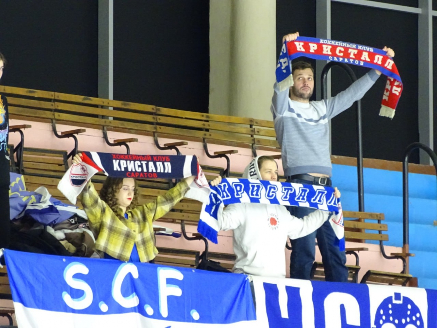 Хоккеисты «Кристалла» дома не смогли обыграть одного из лидеров