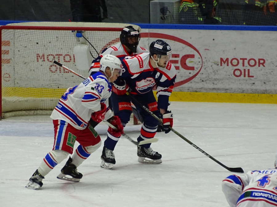 Хоккеисты «Кристалла» дома не смогли обыграть одного из лидеров