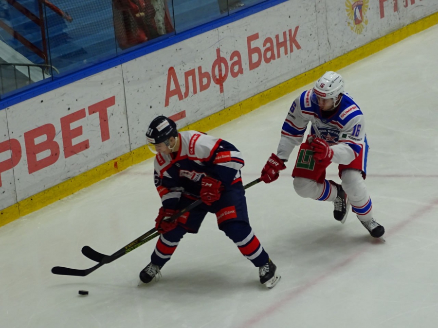 Хоккеисты «Кристалла» дома не смогли обыграть одного из лидеров