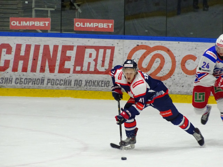 Хоккеисты «Кристалла» дома не смогли обыграть одного из лидеров