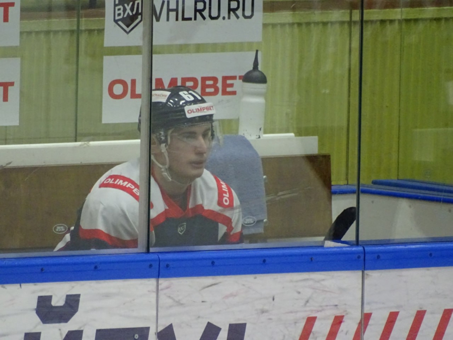 Хоккеисты «Кристалла» дома не смогли обыграть одного из лидеров