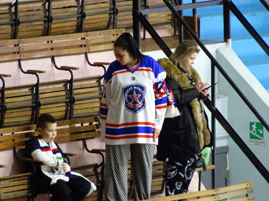 Хоккеисты «Кристалла» дома не смогли обыграть одного из лидеров