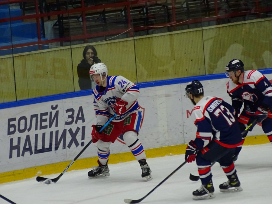 Хоккеисты «Кристалла» дома не смогли обыграть одного из лидеров