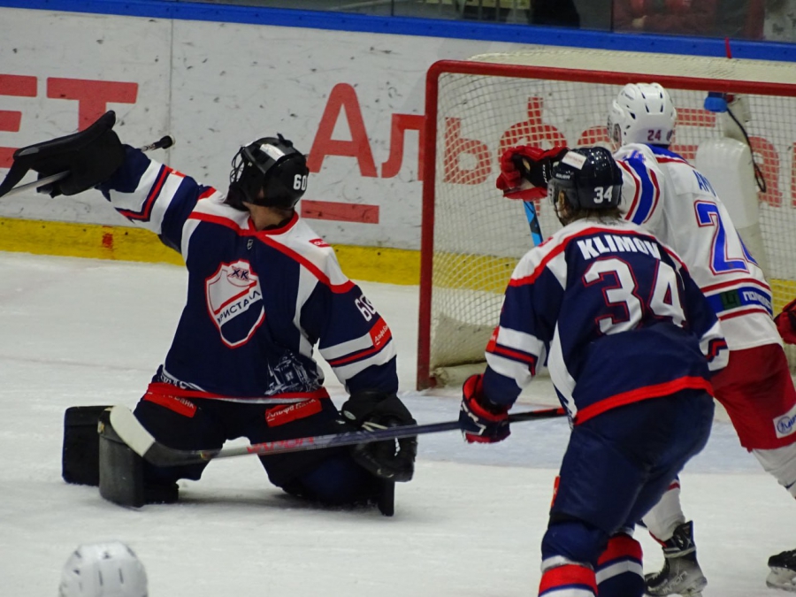Хоккеисты «Кристалла» дома не смогли обыграть одного из лидеров