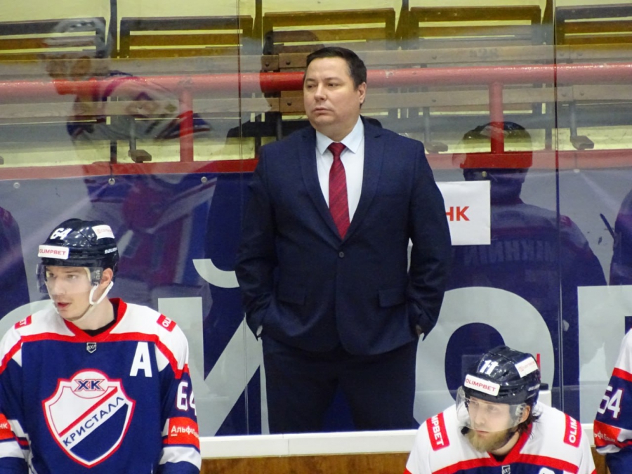 Хоккеисты «Кристалла» дома не смогли обыграть одного из лидеров