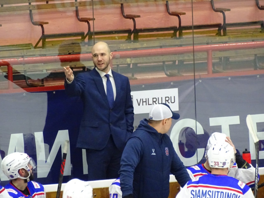 Хоккеисты «Кристалла» дома не смогли обыграть одного из лидеров