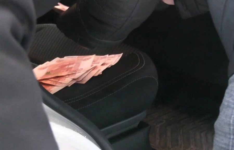 Сотрудник администрации Саратова задержан при получении крупной взятки