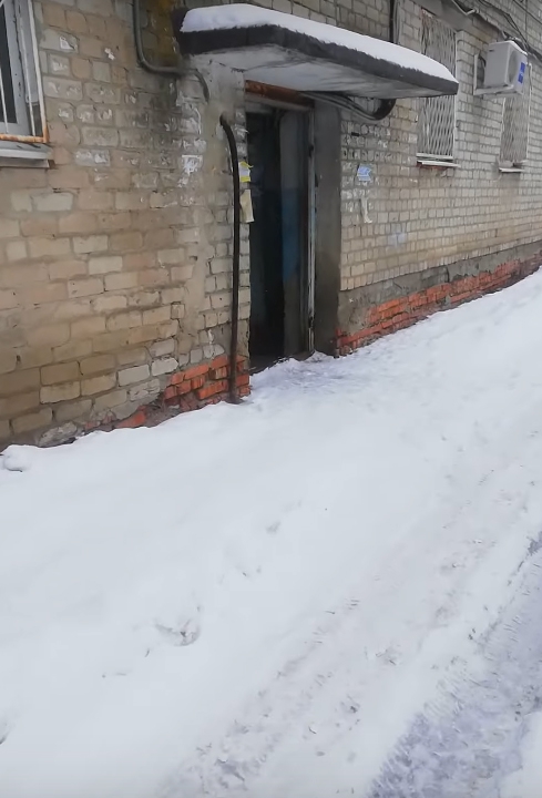 В подъезде старого дома в Комсомольском поселке образовались ледяные сталагмиты