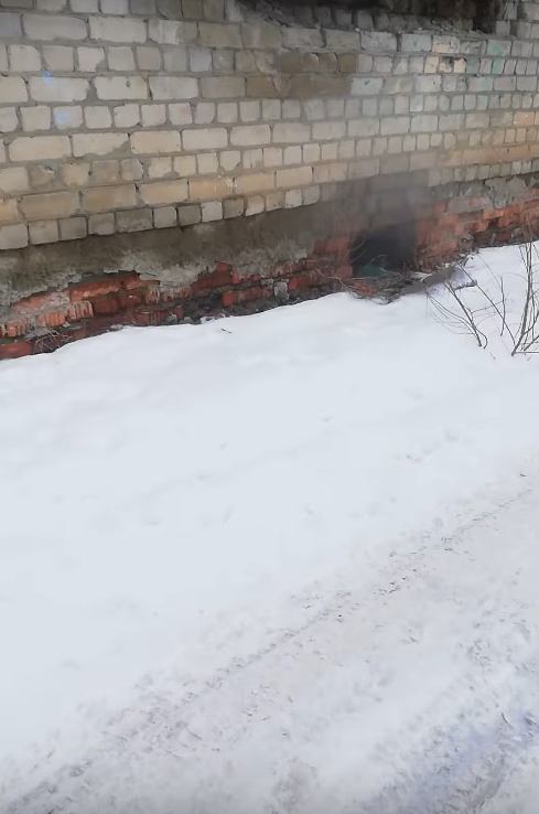 В подъезде старого дома в Комсомольском поселке образовались ледяные сталагмиты