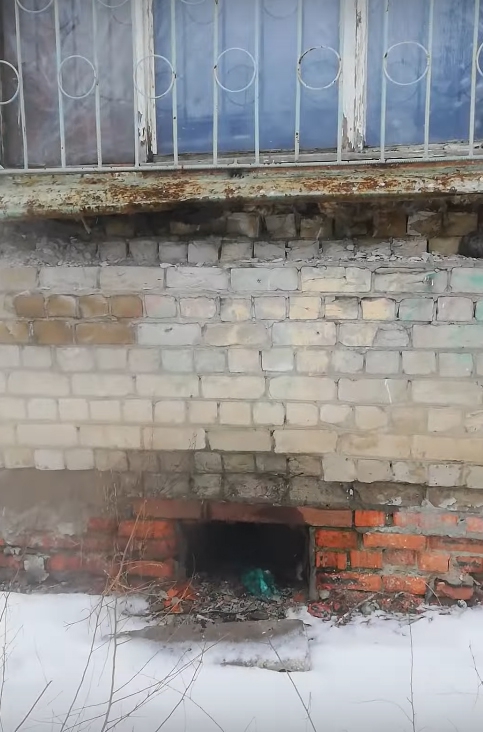В подъезде старого дома в Комсомольском поселке образовались ледяные сталагмиты