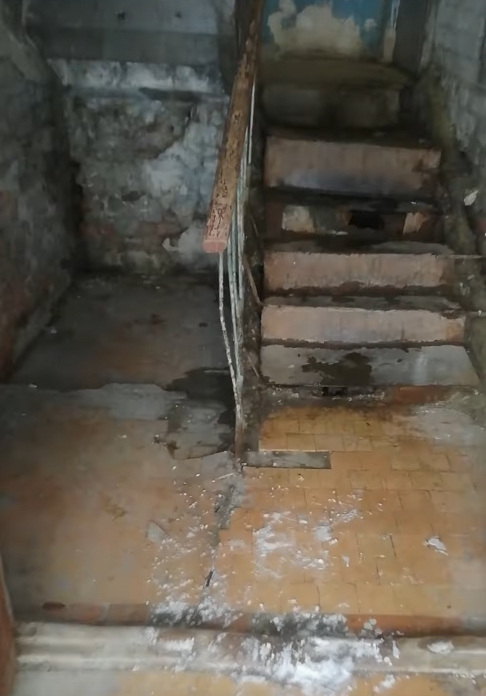 В подъезде старого дома в Комсомольском поселке образовались ледяные сталагмиты