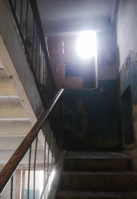 В подъезде старого дома в Комсомольском поселке образовались ледяные сталагмиты