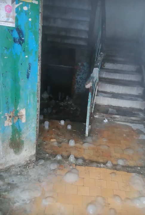 В подъезде старого дома в Комсомольском поселке образовались ледяные сталагмиты