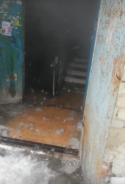 В подъезде старого дома в Комсомольском поселке образовались ледяные сталагмиты
