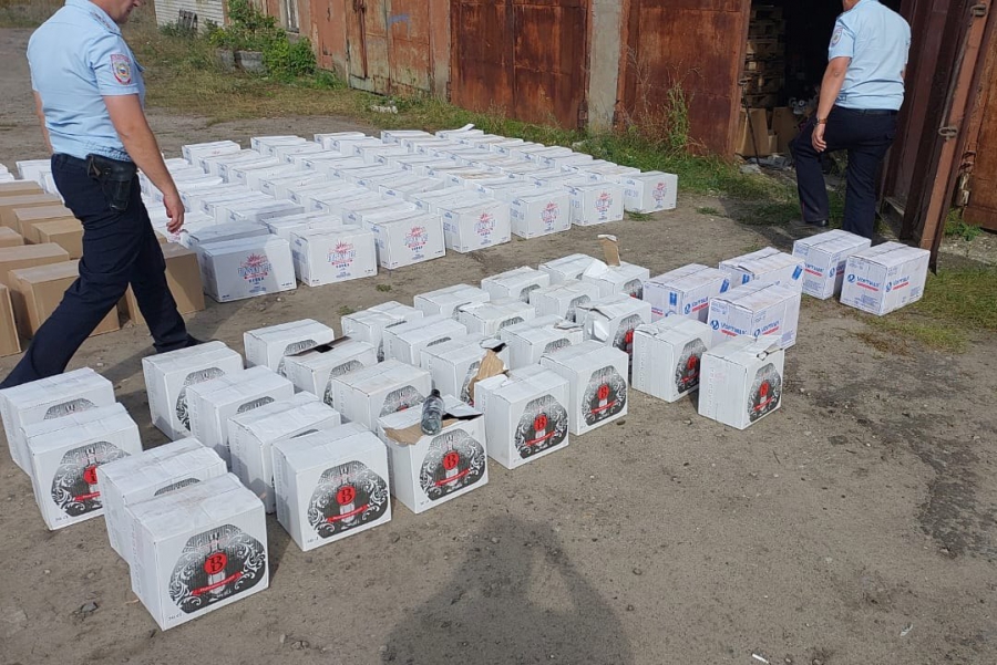 Житель Аркадака хранил в гараже «паленый» алкоголь и табак на 1,5 млн