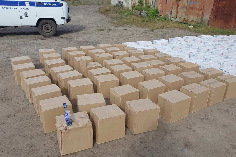 Житель Аркадака хранил в гараже «паленый» алкоголь и табак на 1,5 млн