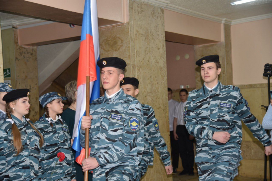 В Балакове открыли мемориальную доску бойцу СВО Виктору Ермолаеву