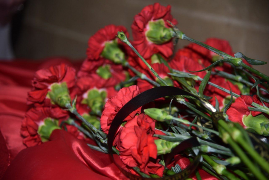 В Балакове открыли мемориальную доску бойцу СВО Виктору Ермолаеву