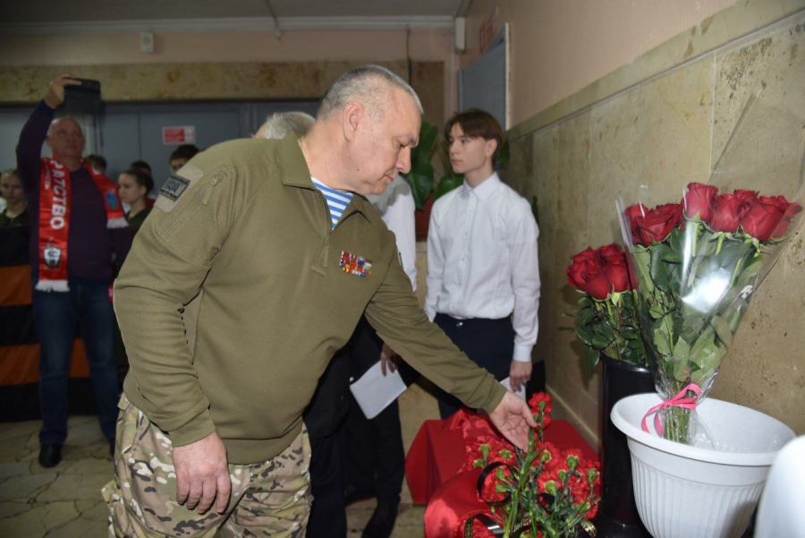 В Балакове открыли мемориальную доску бойцу СВО Виктору Ермолаеву