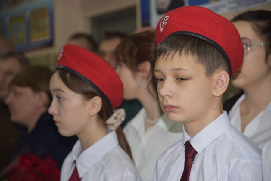 В Балакове открыли мемориальную доску бойцу СВО Виктору Ермолаеву