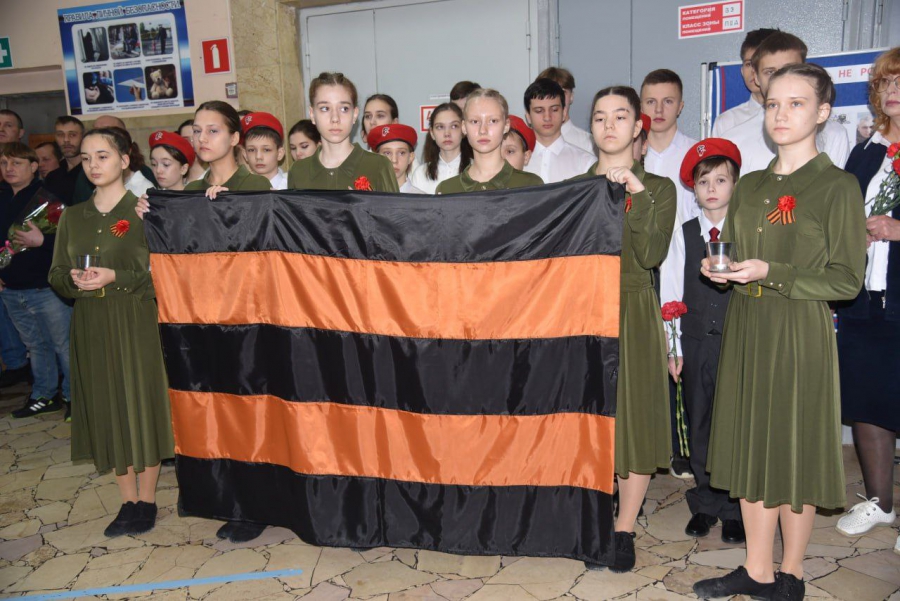 В Балакове открыли мемориальную доску бойцу СВО Виктору Ермолаеву