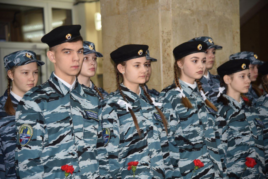 В Балакове открыли мемориальную доску бойцу СВО Виктору Ермолаеву