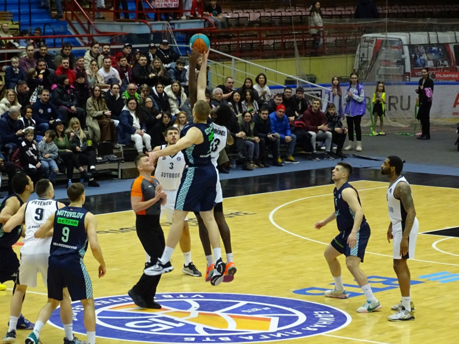 Баскетболисты «Автодора» забили больше 100 очков в победном матче