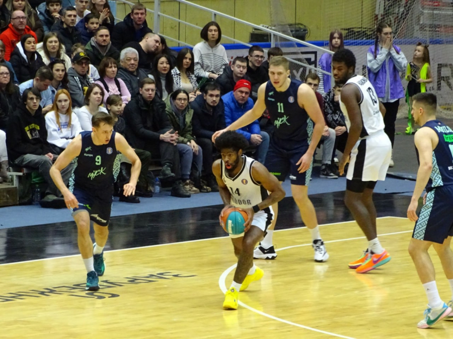 Баскетболисты «Автодора» забили больше 100 очков в победном матче