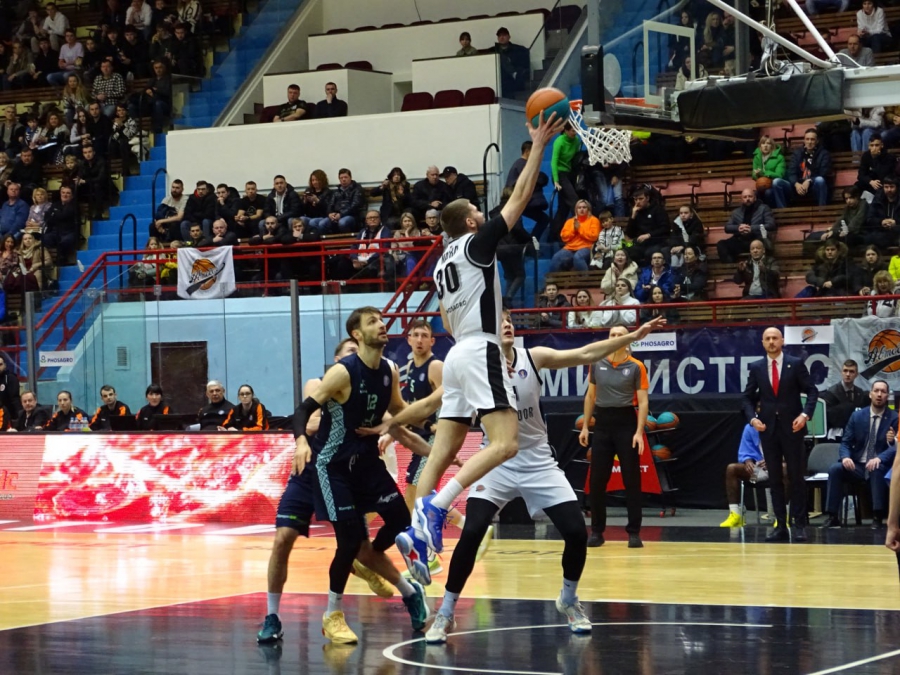 Баскетболисты «Автодора» забили больше 100 очков в победном матче