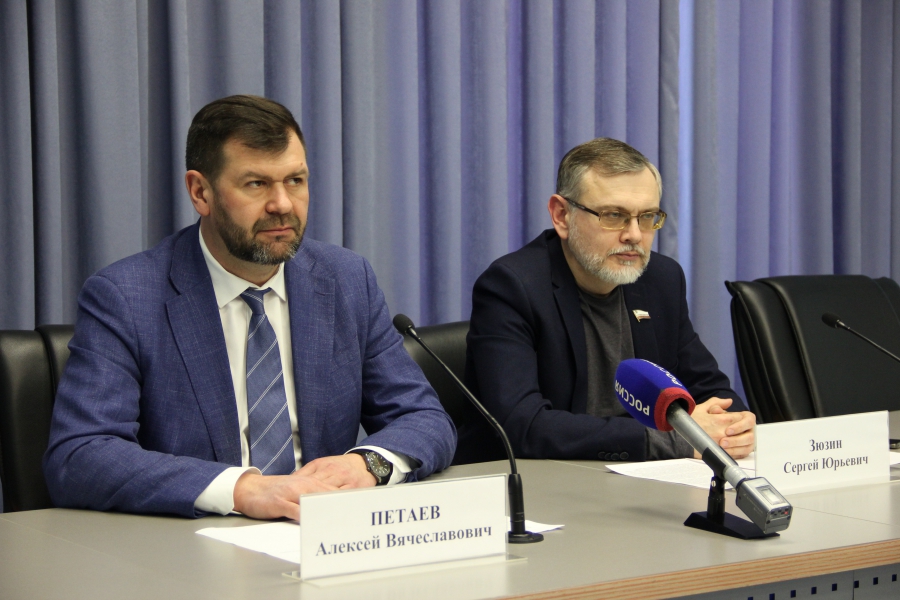 В районы Саратовской области закупят 52 отечественных трактора и 10 погрузчиков