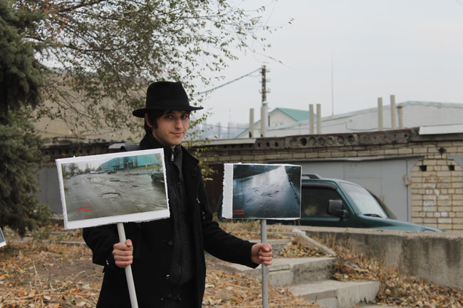 У здания минтранса прошла фотовыставка разбитых дорог