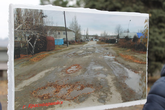 У здания минтранса прошла фотовыставка разбитых дорог