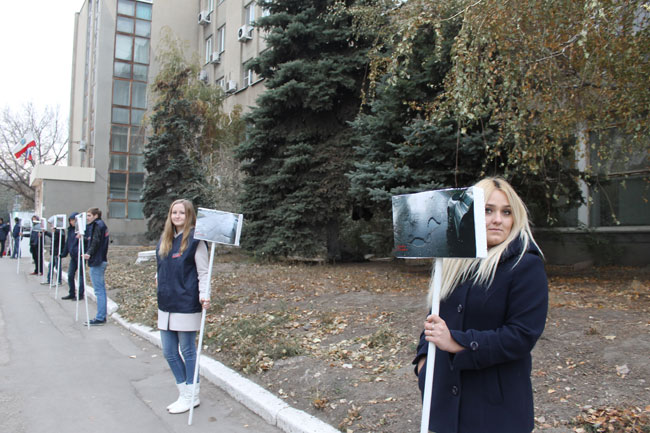 У здания минтранса прошла фотовыставка разбитых дорог