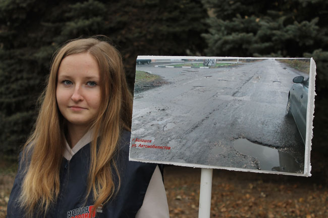 У здания минтранса прошла фотовыставка разбитых дорог