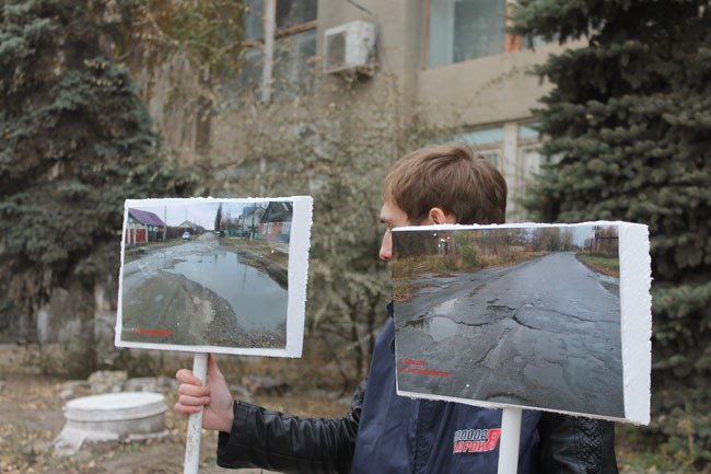 У здания минтранса прошла фотовыставка разбитых дорог