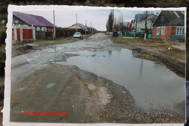 У здания минтранса прошла фотовыставка разбитых дорог