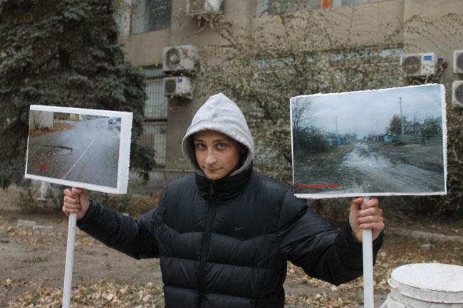 У здания минтранса прошла фотовыставка разбитых дорог