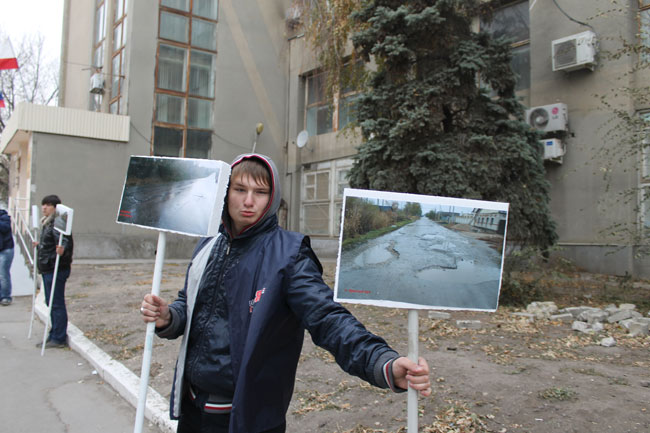 У здания минтранса прошла фотовыставка разбитых дорог