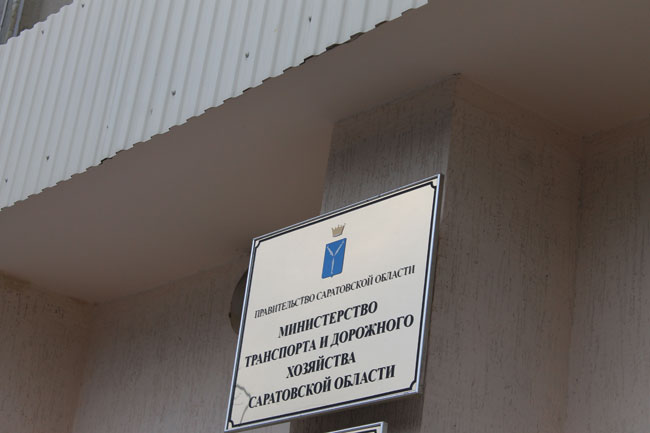 У здания минтранса прошла фотовыставка разбитых дорог